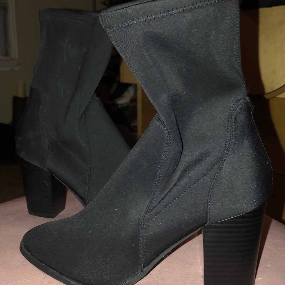 Black fitted boots
